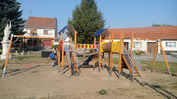 Dětské hřiště v obci Malešovice