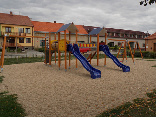 Dětské hřiště v obci Malešovice
